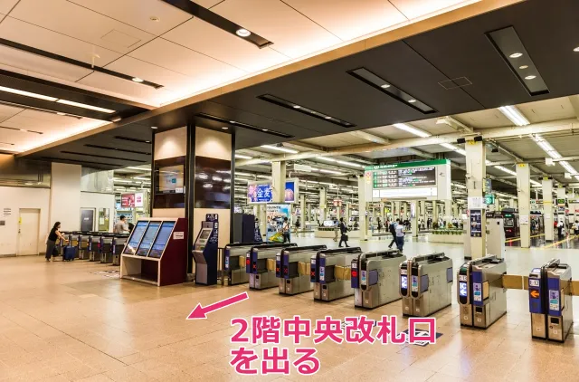 阪神梅田駅の2階中央改札口を出る